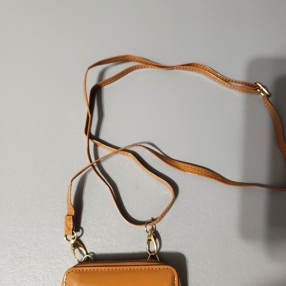 brown faux leather crossbody bag with 2 pockets and a phone pocket - Picture 4 of 12